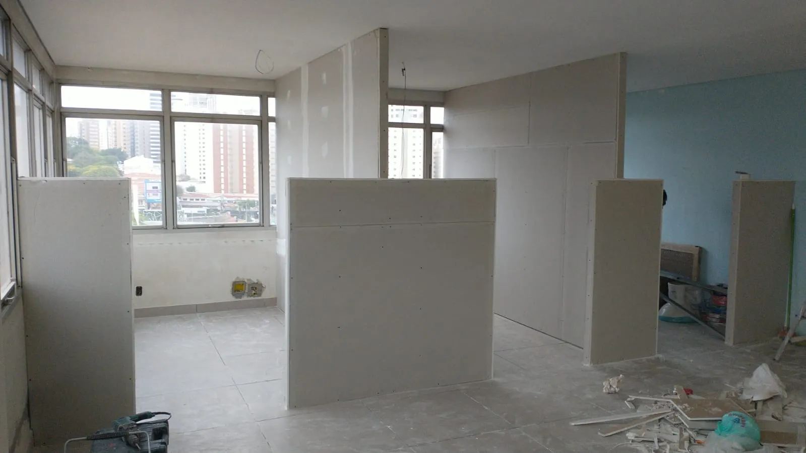 Divisória de drywall separando ambientes