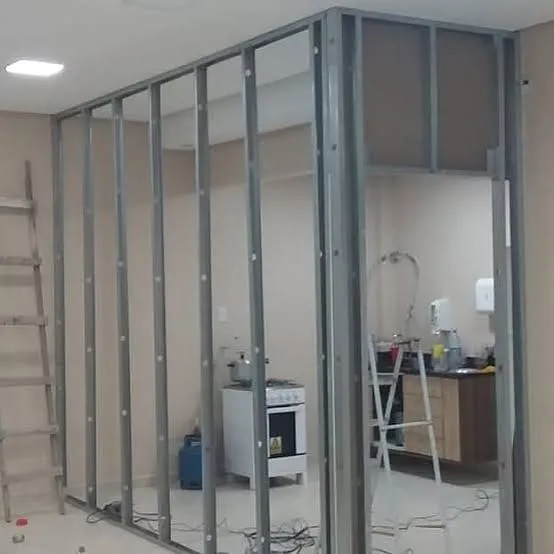 Estrutura de divisórias em drywall