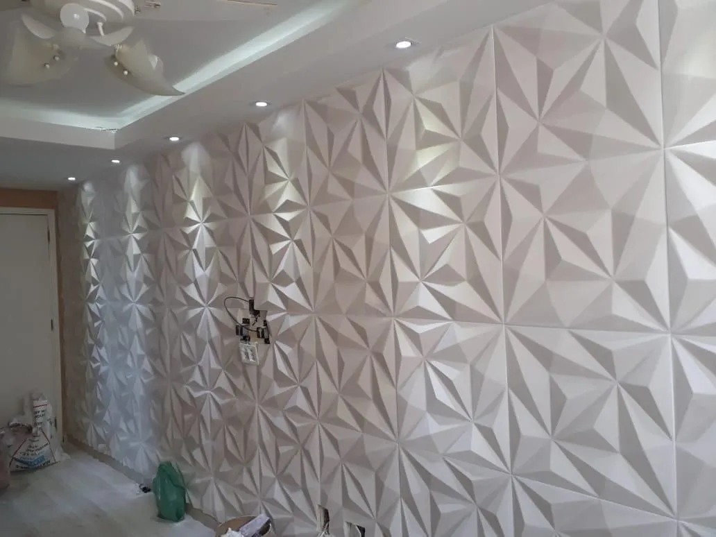 Parede com placas de gesso 3D instaladas pela Cris Gesso