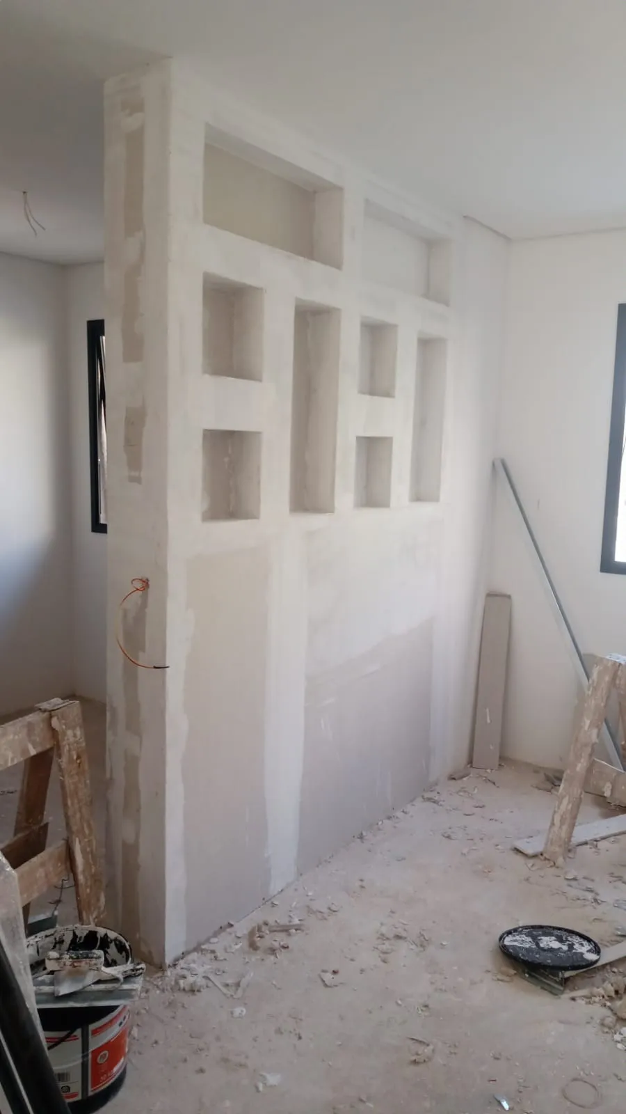 Nicho de gesso embutido na parede