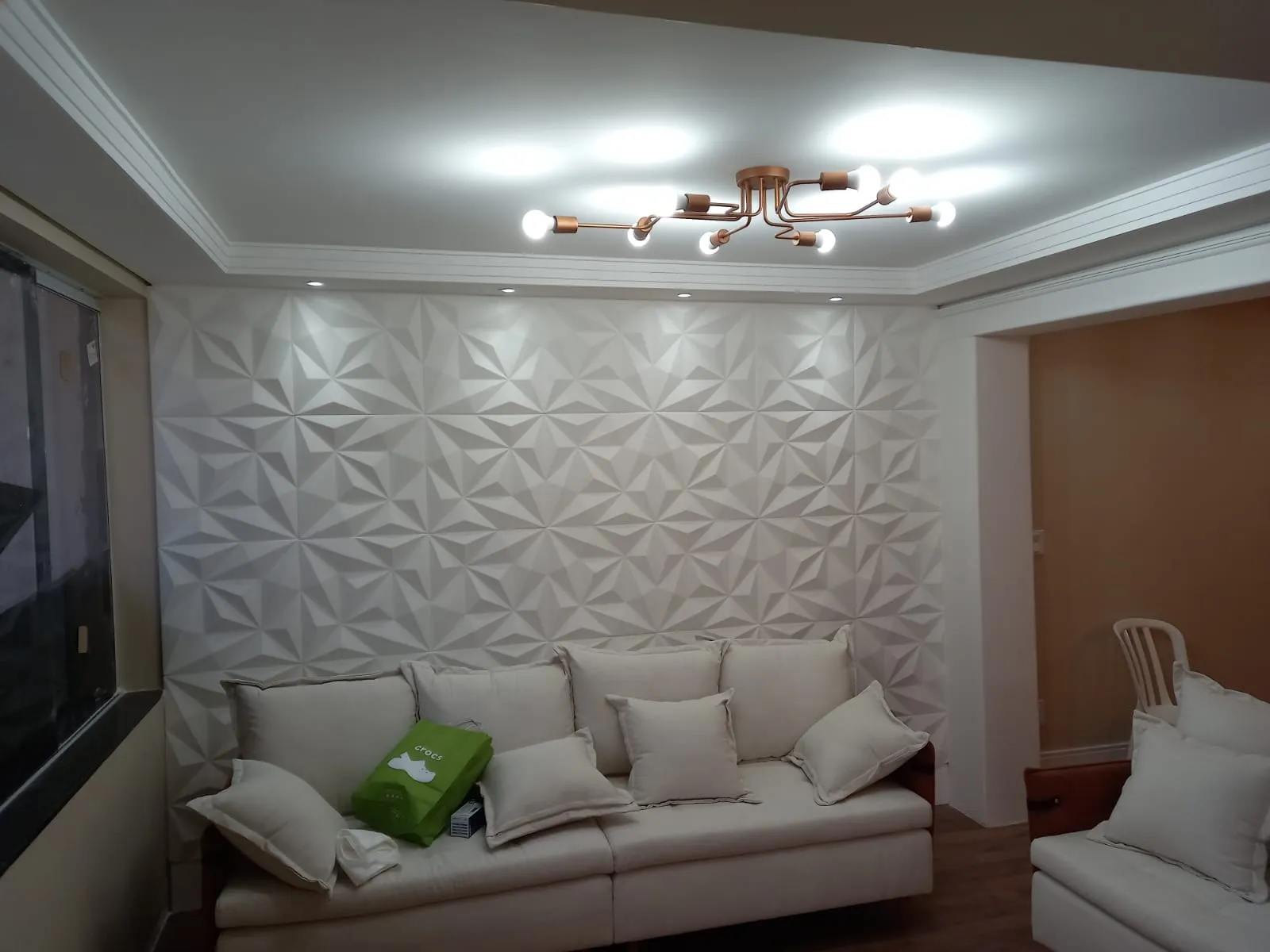Ambiente de sala com forro e sanca de gesso
