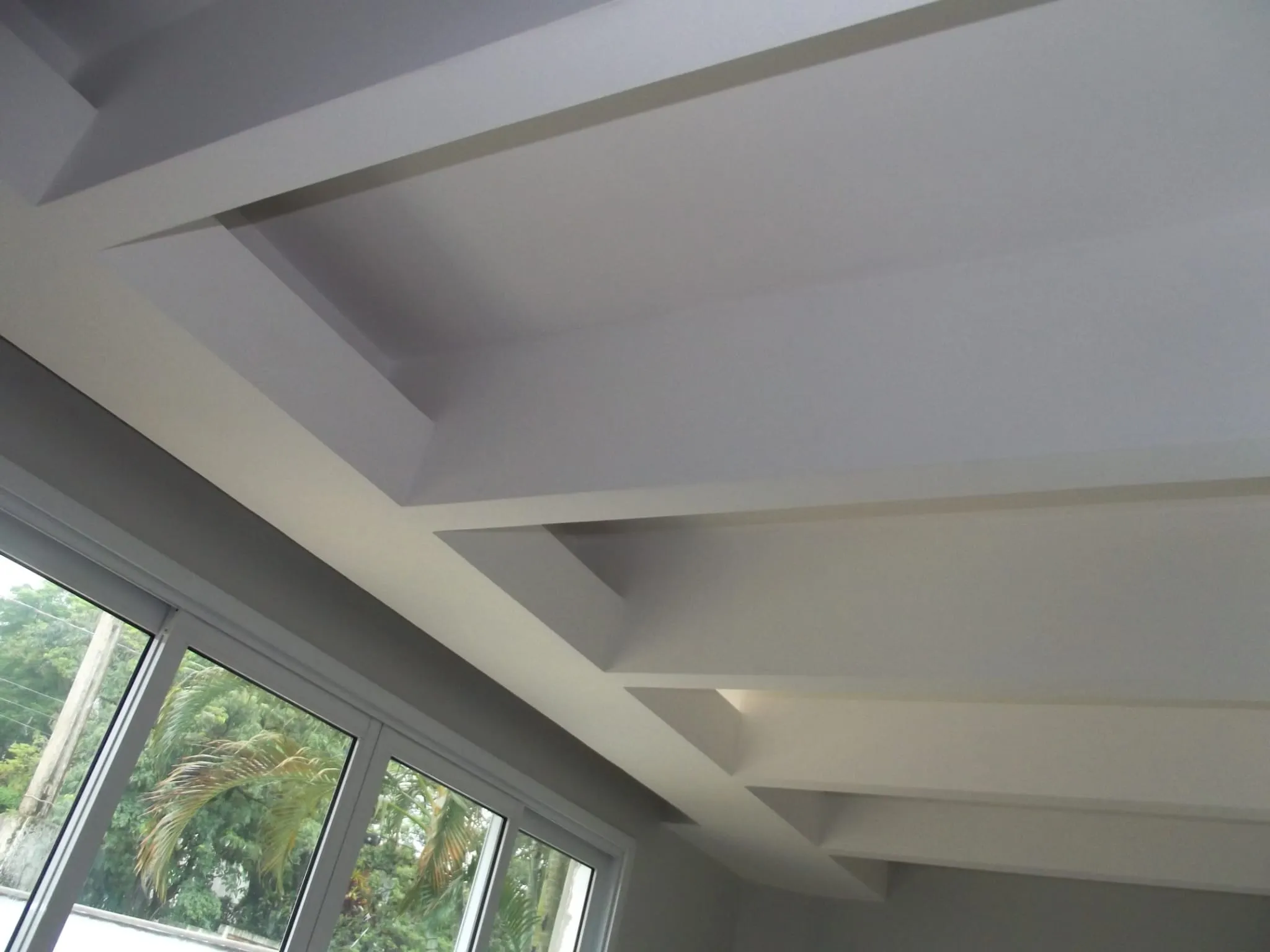 Forro e sanca de gesso em ambiente residencial
