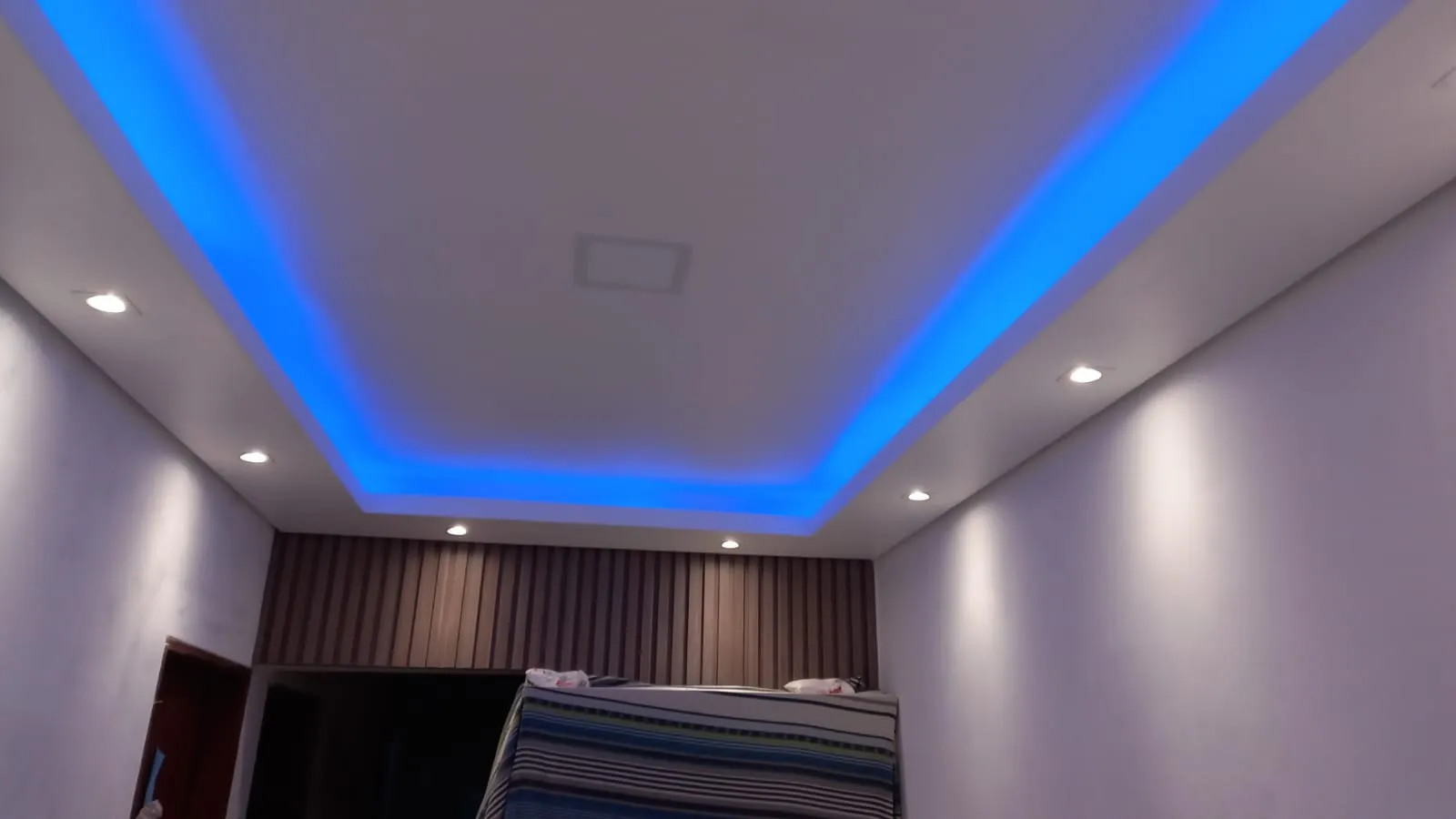 Detalhe de sanca de gesso em ambiente interno
