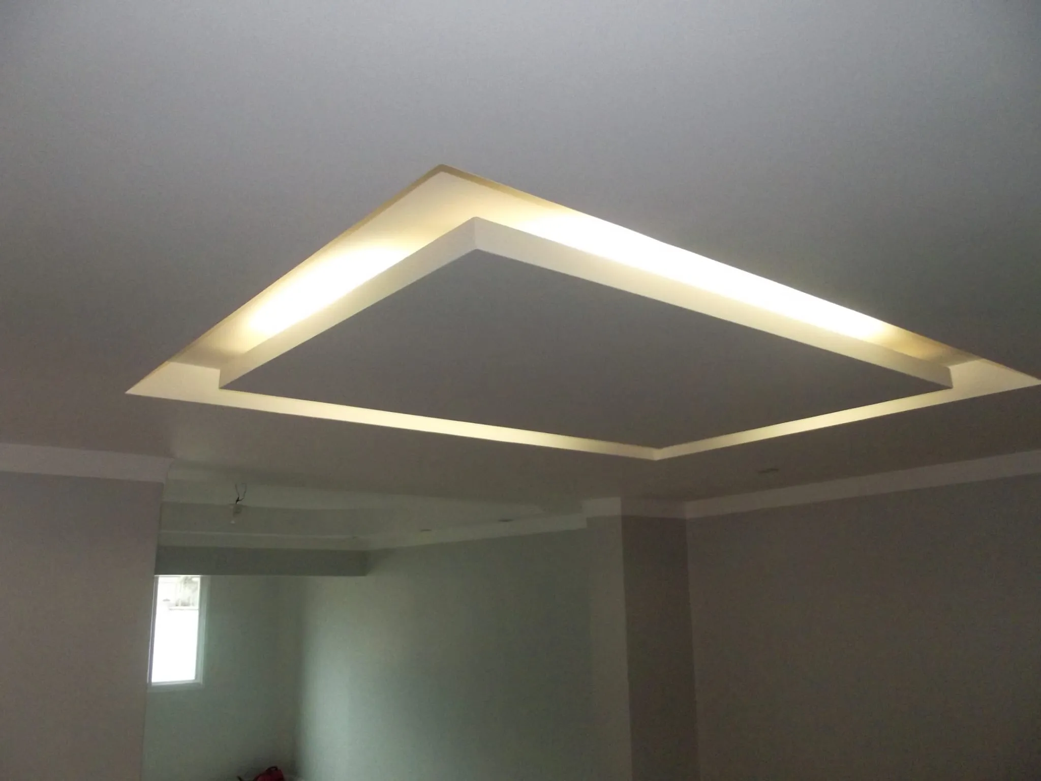 Sanca de gesso com iluminação embutida em ambiente interno