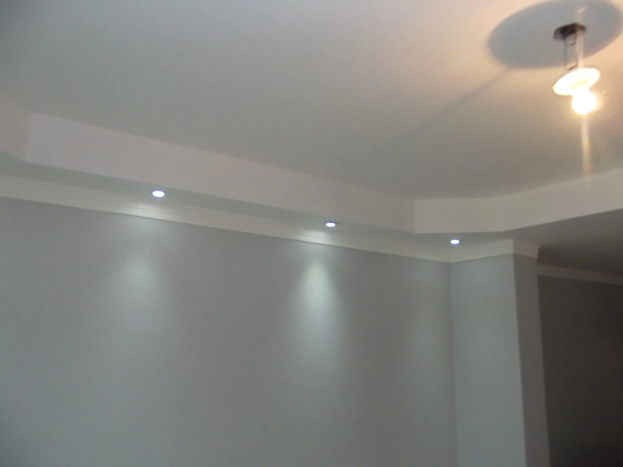 Sanca de gesso com moldura decorativa