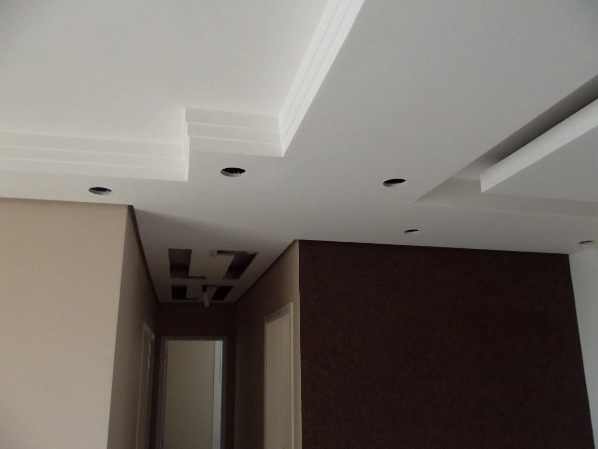 Sanca de gesso com spots de iluminação, trabalho da Cris Gesso em Campinas